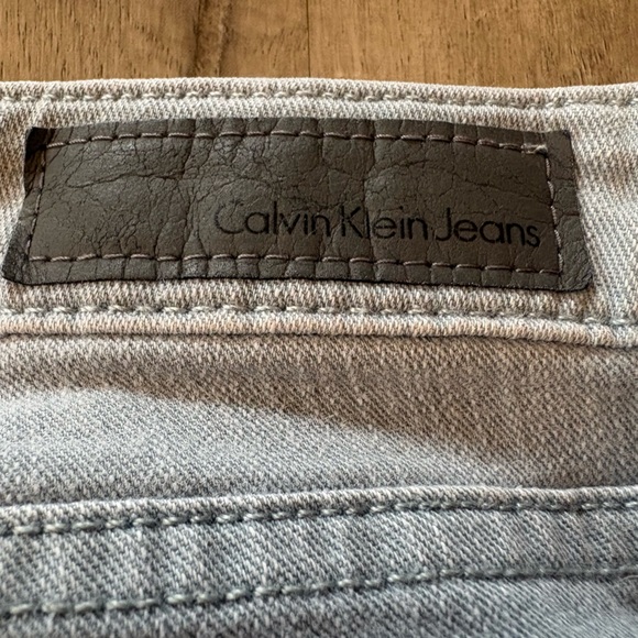 Calvin Klein Women’s Jeans Y2K light washed Denim size 12 cropped skinny - Picture 4 of 7